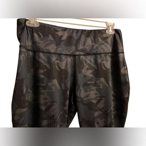 Avia leggings Womens size XL color gray & black camo print - Picture 4 of 6